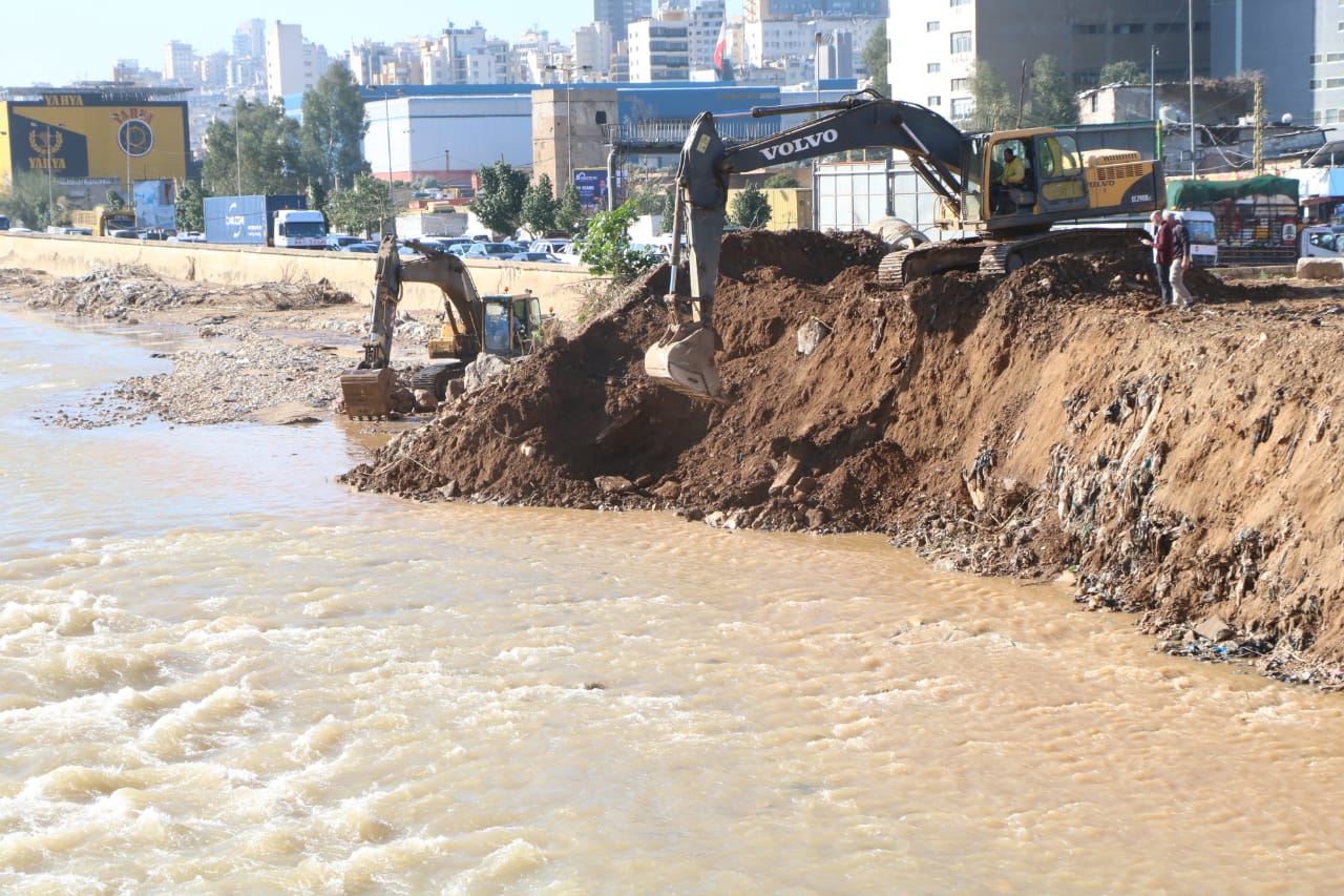 بالصور - تنظيف مجاري نهر بيروت قبيل المنخفض الجوي القادم
